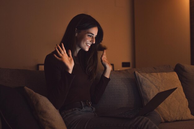 Gelukkige blanke jonge meisje student kijken webinar luisteren online cursus communiceren door videoconferentie e leren taal in app lachen studeren met leraar les kijken op laptop's nachts xA