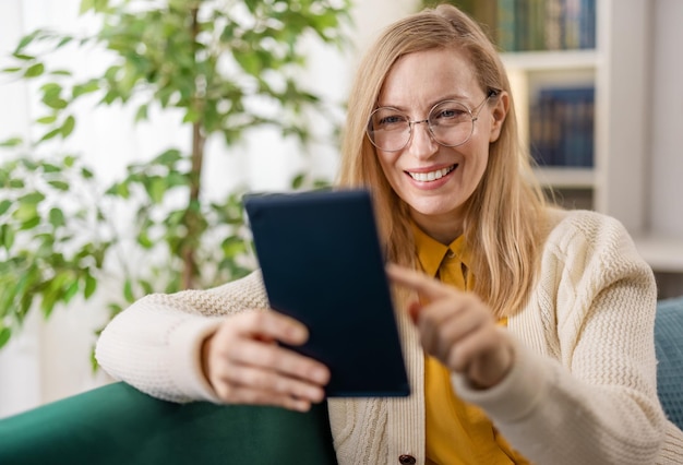 Gelukkige blanke vrouw in vrijetijdskleding