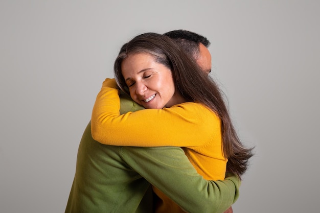 Gelukkige blije europese oude man die vrouw knuffelt, geniet van date samen hulp en ondersteuning