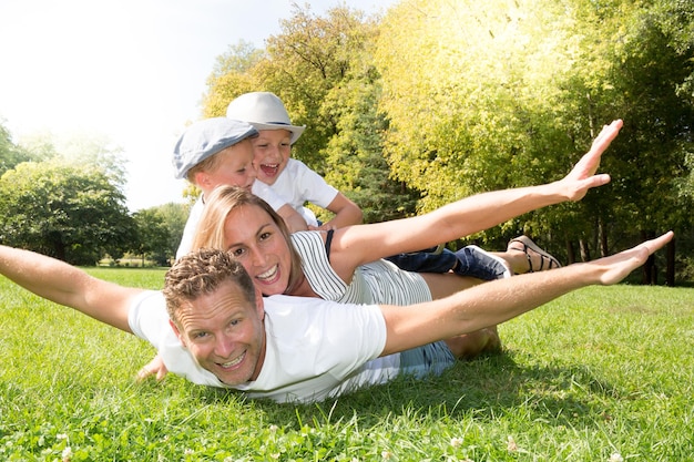 Gelukkige blonde familie plezier in het park