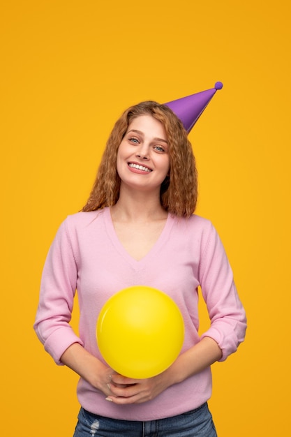 Gelukkige blonde vrouw met ballon