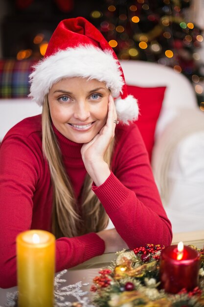 Gelukkige blondevrouw in santahoed