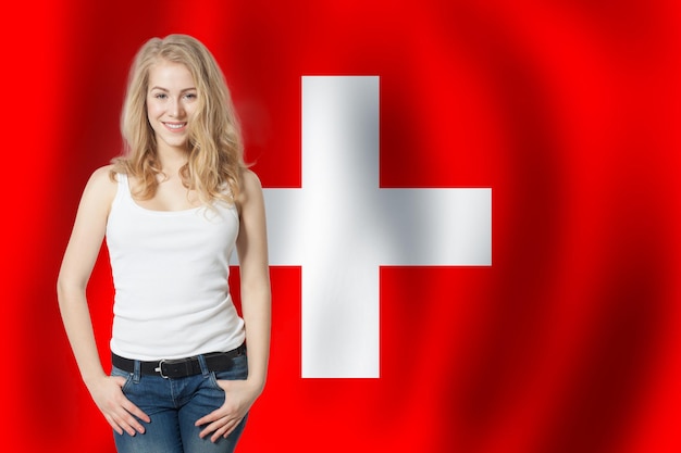 Gelukkige blondevrouw op Zwitserse vlagachtergrond