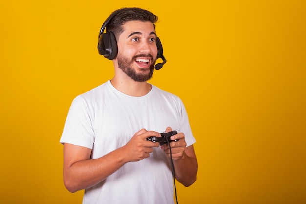 Gelukkige Braziliaanse Latijns-Amerikaanse man met headset en videogamecontroller aan het spelen