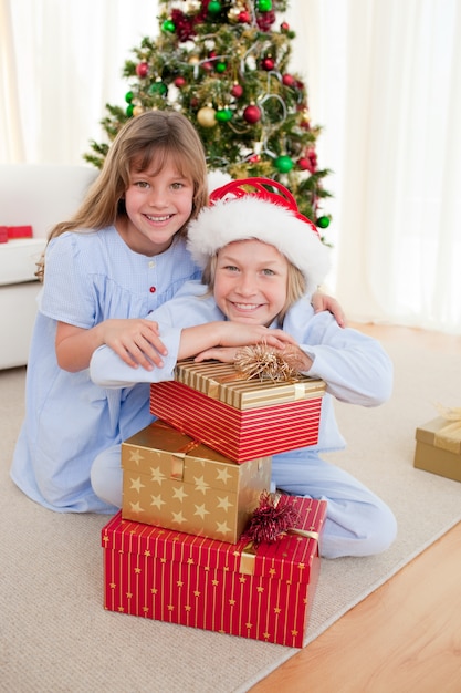 Gelukkige broer en zus met kerstcadeautjes