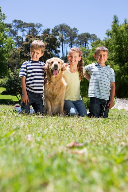 Gelukkige broers en zussen met hun hond