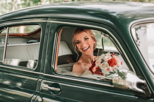 Gelukkige bruid die door het raam van de auto kijkt. vakanties en evenementen