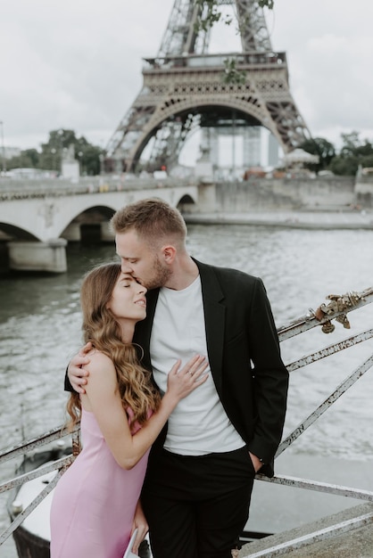 Gelukkige bruid en bruidegom die van hun huwelijk in Parijs genieten