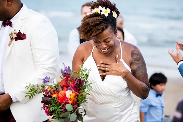 Gelukkige bruid en bruidegom in een huwelijksceremonie op een tropisch eiland