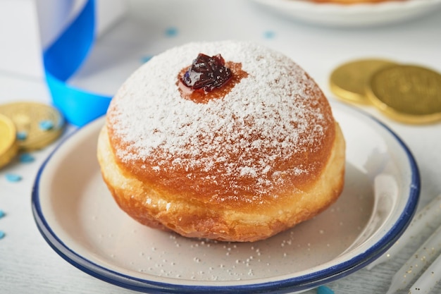 Gelukkige Chanoeka Chanoeka zoete donuts geschenkdozen witte kaarsen en chocolademunten op witte houten achtergrond Afbeelding en concept van Joodse vakantie Chanoeka Bovenaanzicht