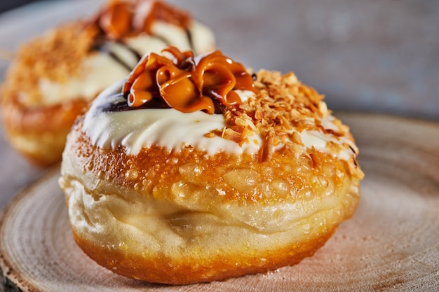 Foto gelukkige chanoeka en hanukkah sameach is een traditionele joodse donut met dulce de leche en chocolade