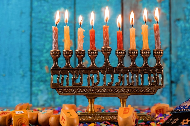 Foto gelukkige chanoeka van joodse vakantie hanukkah met menorah