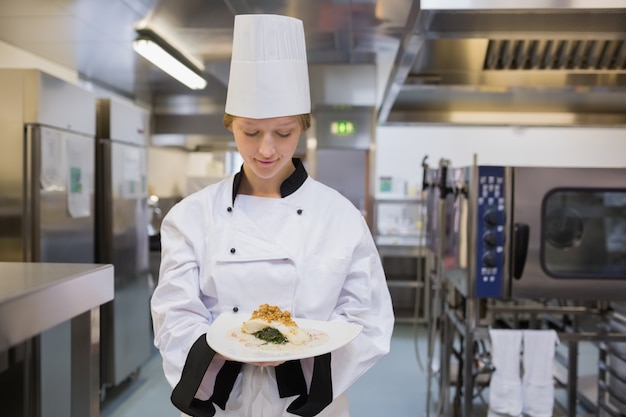 Gelukkige chef-kok die haar plaat toont