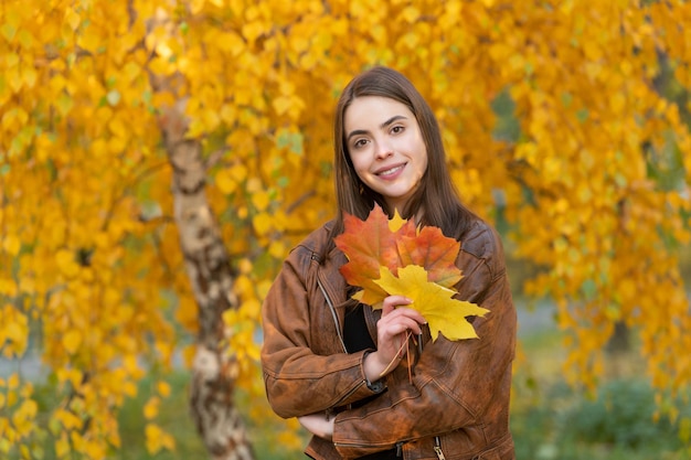 Gelukkige dame in hoed met herfst kleurrijke eikenbladeren herfstseizoen