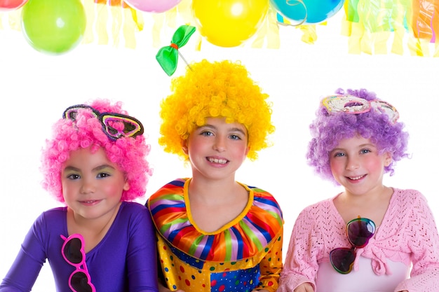 Foto gelukkige de verjaardagspartij van kinderen met clownpruiken