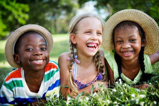 Gelukkige diverse kinderen in het park