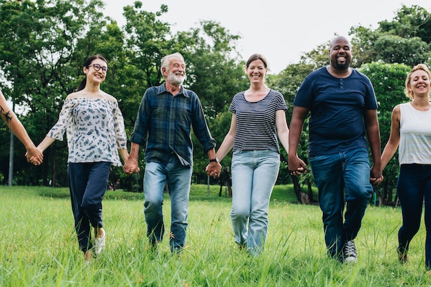 Gelukkige diverse mensen die in het park genieten van