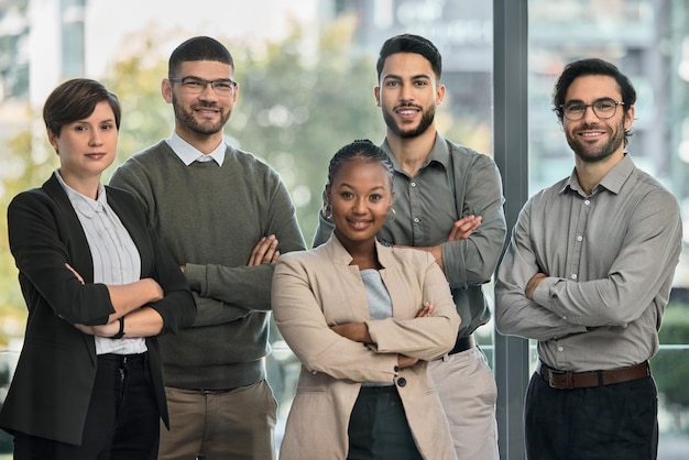 Gelukkige diversiteit of portret van zakenmensen met gekruiste armen of vertrouwen in een startend bedrijf Teammanagers of trotse werknemers die glimlachen met leiderschap of groepsondersteuning voor groei op kantoor
