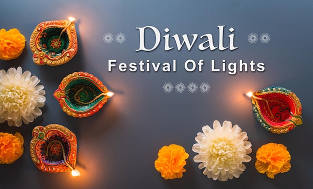 Foto gelukkige diwali clay diya lampen verlicht tijdens diwali hindoe festival van lichten viering kleurrijke traditionele olie lamp diya op blauwe achtergrond