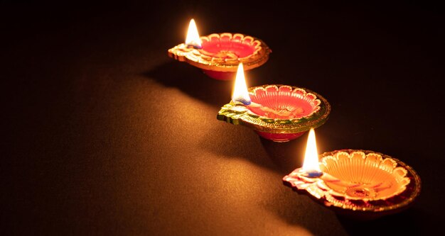 Gelukkige Diwali Diya kleurrijke olie lampen donkere achtergrond
