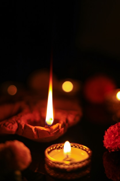 Gelukkige diwali of gelukkige deepavali-wenskaart gemaakt met een foto van diya of olielamp