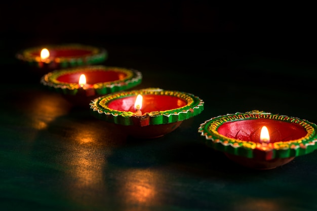 Gelukkige Diwali stak kaarsen aan