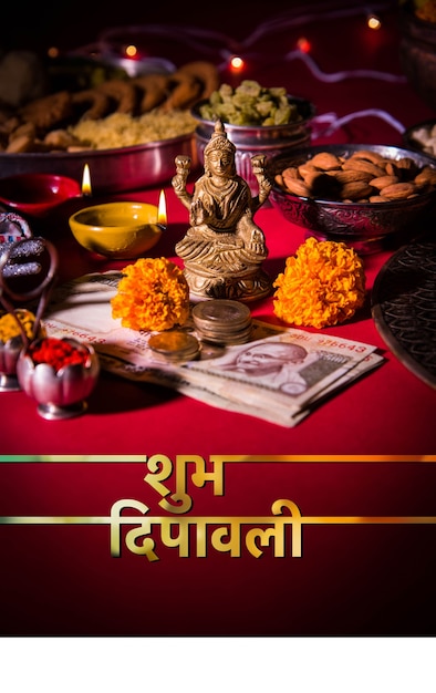 Gelukkige Diwali-wenskaart met olielamp of diya met vuurkrakers, Mithai, droog fruit, Indiase bankbiljetten, goudsbloembloem en standbeeld van godin Laxmi of Lakshmi
