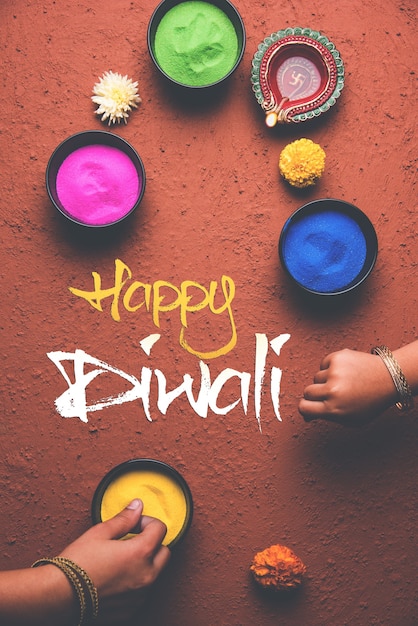 Gelukkige diwali-wenskaart waarop is geklikt met elementen van het Diwali-festival zoals kleurrijke rangoli in kommen, diwali-kleilamp of diya en meisje of meisje dat rangoli maakt, gelukkige diwali schrijft