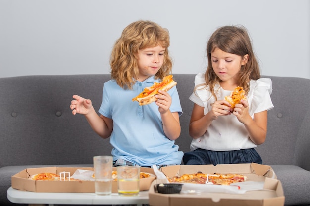 Gelukkige dochter en zoon die pizza eten. Kinderen kinderen, meisje en jongen eten pizza.