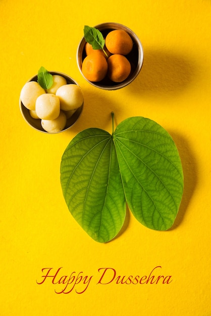 Gelukkige dussehra-wenskaart met apta of bauhinia racemosa of bidi-blad