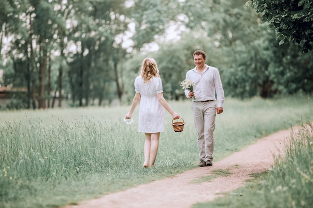 Gelukkige echtgenoot ontmoet zijn vrouw op een pad in het park.