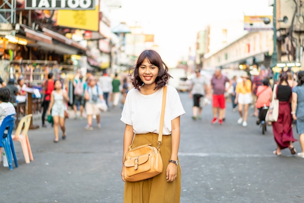 Gelukkige en Mooie Aziatische vrouw die bij Khao Sarn Road, Thailand reizen