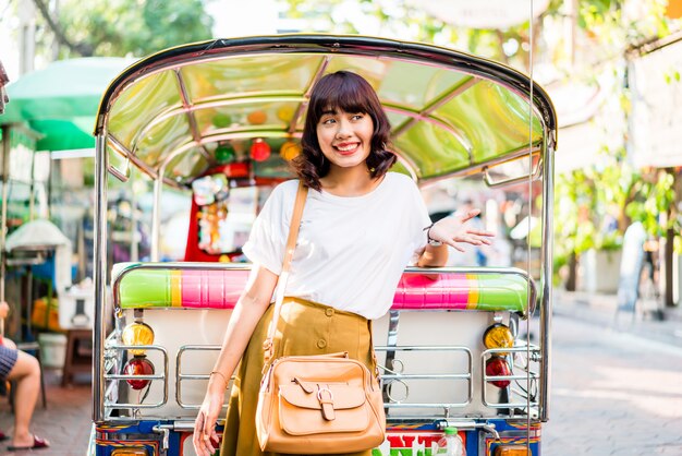 Gelukkige en Mooie Aziatische vrouw die bij Khao Sarn Road, Thailand reizen