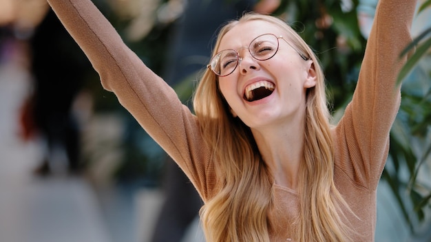 Foto gelukkige euforische jonge vrouw opgewonden ontvangt goed nieuws langverwachte e-mailbericht dame won loterij