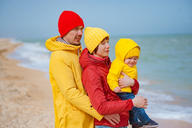 Gelukkige familie aan de kust in de winter