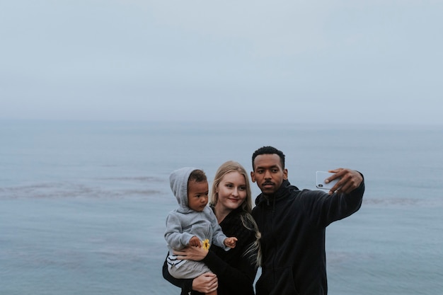 Gelukkige familie aan het water