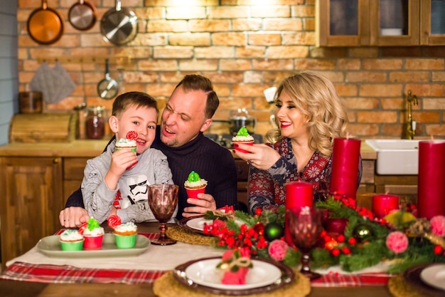 Gelukkige familie aan tafel op oudejaarsavond