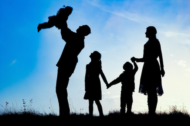 gelukkige familie aan zee op de achtergrond van het natuursilhouet