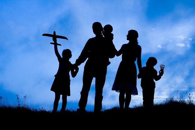 Gelukkige familie aan zee op natuur silhouet