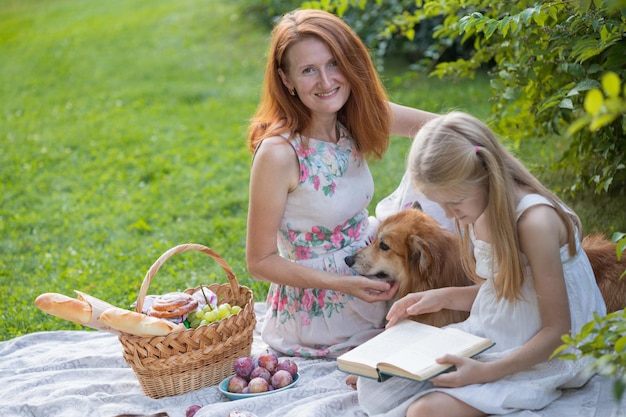 Gelukkige familie bij een picknick