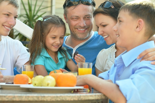 Gelukkige familie bij het ontbijt op tafel