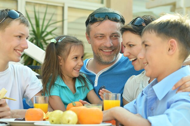 Gelukkige familie bij het ontbijt op tafel