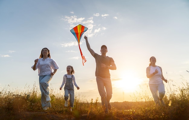 Gelukkige familie bij zonsondergang