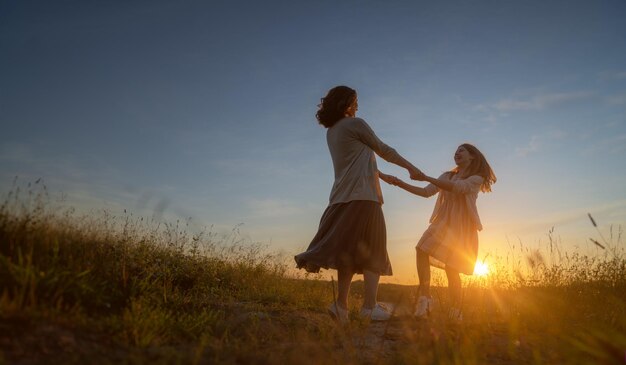 Gelukkige familie bij zonsondergang