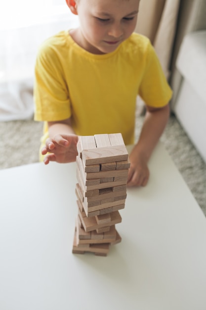 Gelukkige familie bordspel samen spelen. Huis. Knus.