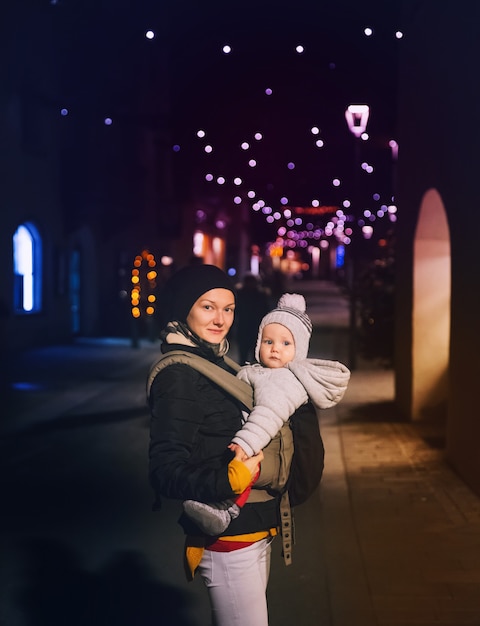 Gelukkige familie brengt tijd door op een kerstmarkt in het oude centrum van Salzburg, Oostenrijk