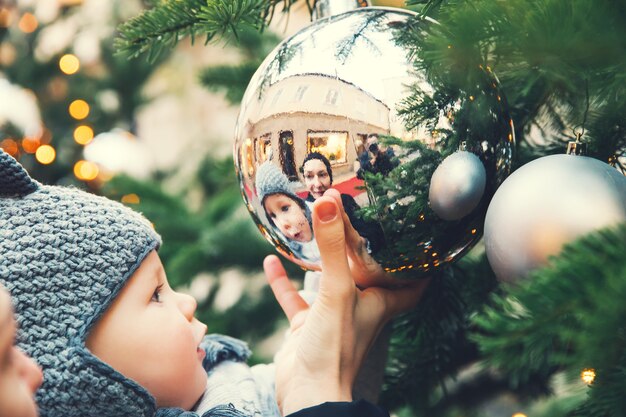 Gelukkige familie brengt tijd door tijdens een kerst- en nieuwjaarsvakantie in het oude centrum van salzburg, oostenrijk