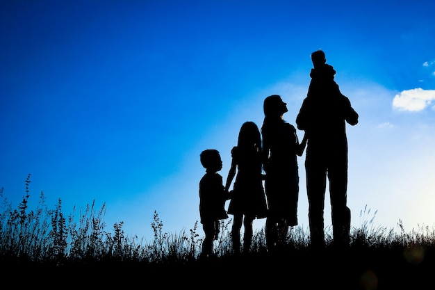 Gelukkige familie buiten in het park-silhouet