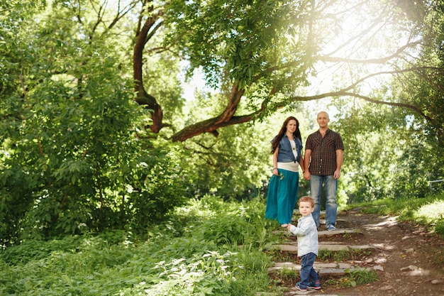 Gelukkige familie buiten wandelen in de zomer