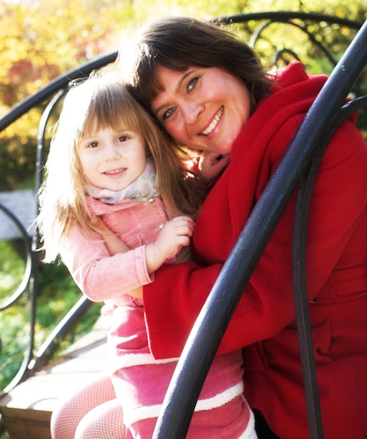 Gelukkige familie buiten